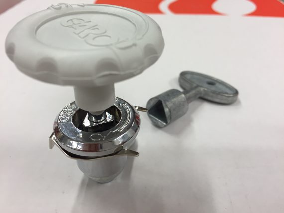 Bilde av rattnøkkel i låsen for målerskap NEK 399